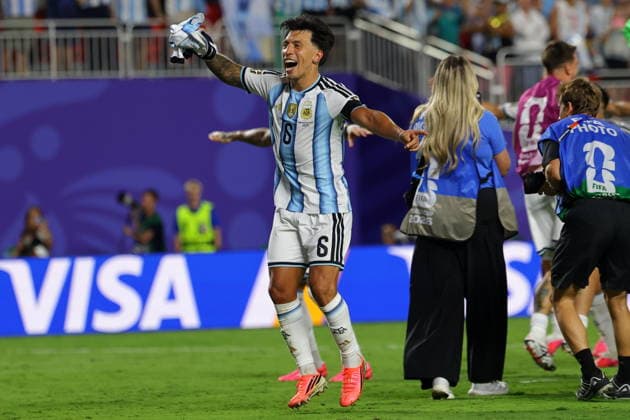 FIFA World Cup, WM, Weltmeisterschaft, Fussball 2026 quarterfinals - Argentina vs Switzerland Lisandro Martinez of Argentina celebrates with their supporters after the FIFA World Cup 2026 quarterfinals match Argentina vs Switzerland, in Kansas City, Missouri, USA, 11 July 2026. KANSAS CITY United States  Copyright: xCHRISTOPHERxNEUNDORFx