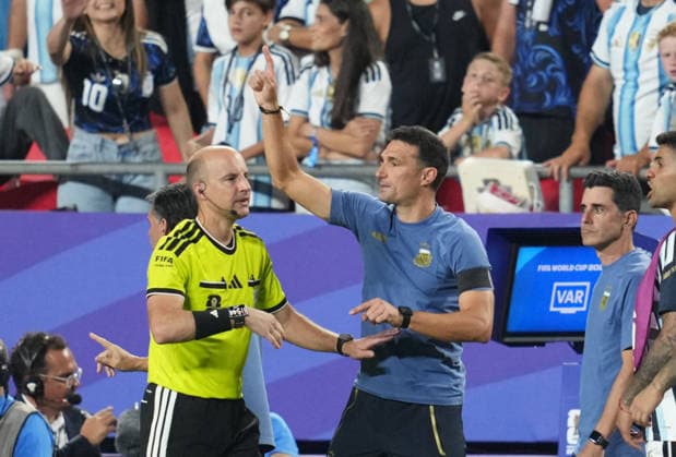 Lionel Scaloni (Argentina) during Argentina and Switzerland, Quarter final FIFA World Cup, WM, Weltmeisterschaft, Fussball 2026, Kansas Stadium, Kansas, USA on July 11, 2026. Thor Wegner DeFodi Images. (Photo by DeFodi Images) - *** Lionel Scaloni of Argentina during the quarterfinal match between Argentina and Switzerland at the 2026 FIFA World Cup, Kansas Stadium, Kansas, USA, on July 11, 2026. Photo by Thor Wegner, DeFodi Images