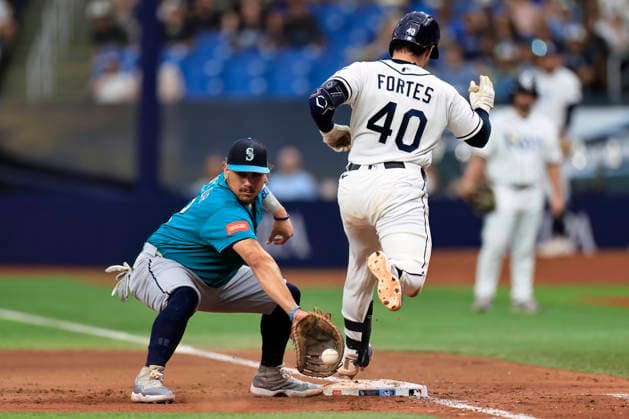 July 11, 2026, St. Petersburg, Florida, USA: Tampa Bay Rays catcher Nick Fortes (40) singles on a soft ground ball at Seattle Mariners pitcher Michael Rucker (38) who cannot get the ball to first baseman Josh Naylor (12) in time during an MLB, Baseball Herren, USA game on July 11, 2026 at Tropicana Field. The Rays beat the Mariners 6-1. MLB 2026: Tampa Bay Rays 6 : 1 Seattle Mariners  - ZUMAh180 20260711_zsp_h180_102 Copyright: xKimxHukarix