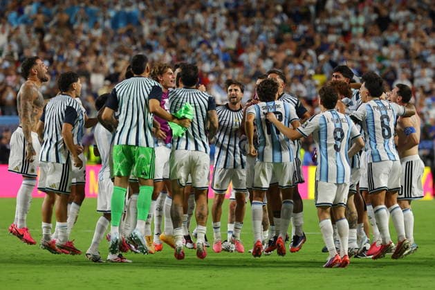 FIFA World Cup, WM, Weltmeisterschaft, Fussball 2026 quarterfinals - Argentina vs Switzerland Players of Argentina celebrate with their supporters after winning the FIFA World Cup 2026 quarterfinals match Argentina vs Switzerland, in Kansas City, Missouri, USA, 11 July 2026. KANSAS CITY United States  Copyright: xCHRISTOPHERxNEUNDORFx