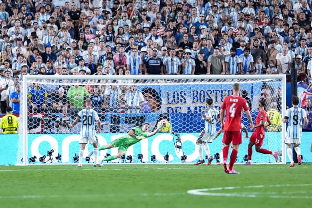 Emiliano Martinez of Argentina makes a save during a FIFA Men’s World Cup 2026 quarter-final football match between Argentina and Switzerland at Kansas City Stadium, in Kansas City on July 11th 2026 (Photo by Alexandra Fechete SPP)  Copyright: xAlexandraxFechete SPPx Sportspressphoto_SPR189553