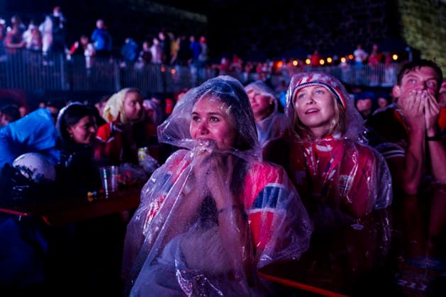 Fotball-VM 2026: Norge - England Oslo 20260711. Publikum ser pa VM-kampen mellom Norge og England som vises pa storskjerm i Oslo sentrum lordag kveld. Foto: Javad Parsa NTB Oslo Norge EDITORIAL USE ONLY. RESTRICTED USE FOR BETTING COMPANIES Ref:_SPOnYkSbBddu7k.jpg *** 2026 World Cup Norway England Oslo 20260711 Spectators watch the World Cup match between Norway and England, shown on a big screen in downtown Oslo on Saturday evening. Photo: Javad Parsa, NTB, Oslo, Norway. EDITORIAL USE ONLY. RESTRICTED USE FOR BETTING COMPANIES  Copyright: xJavadxParsax xNTBx