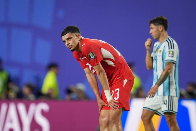USA: Fussball FIFA World Cup, WM, Weltmeisterschaft, Fussball 2026, Viertelfinale - Argentinien vs Schweiz - Kansas City Stadium (GEHA Field at Arrowhead Stadium, Kansas City, Missouri): Enttäuschung und Trauer nach der Niederlage im Viertelfinale bei Zeki Amdouni (Schweiz, 23) *** USA Soccer 2026 FIFA World Cup, Quarterfinals: Argentina vs. Switzerland at GEHA Field at Arrowhead Stadium, Kansas City, Missouri. Disappointment and sadness following the quarterfinal loss for Zeki Amdouni of Switzerland, 23 Copyright: xJOERANxSTEINSIEKx