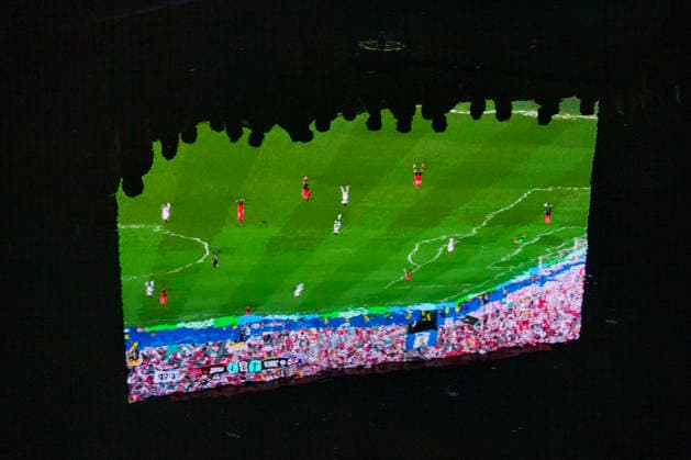 Fotball-VM 2026: Norge - England Oslo 20260712. Publikum ser pa VM-kampen mellom Norge og England som vises pa storskjerm i Oslo sentrum lordag kveld. Foto: Javad Parsa NTB Oslo Norge EDITORIAL USE ONLY. RESTRICTED USE FOR BETTING COMPANIES Ref:_SPODLHi9xYsyNs.jpg *** 2026 World Cup Norway England Oslo 20260712 Spectators watch the World Cup match between Norway and England, shown on a big screen in downtown Oslo on Saturday evening. Photo: Javad Parsa, NTB, Oslo, Norway. EDITORIAL USE ONLY. RESTRICTED USE FOR BETTING COMPANIES  Copyright: xJavadxParsax xNTBx