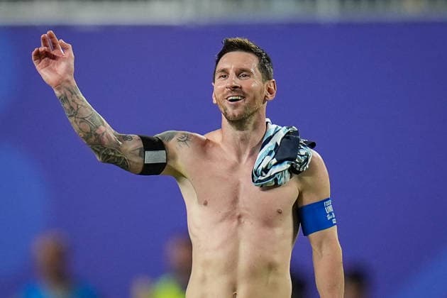 USA: Fussball FIFA World Cup, WM, Weltmeisterschaft, Fussball 2026, Viertelfinale - Argentinien vs Schweiz - Kansas City Stadium (GEHA Field at Arrowhead Stadium, Kansas City, Missouri): Freude, Emotionen, Jubel bei Lionel Messi (Argentinien 10) hier mit nacktem Oberkörper. *** USA Soccer 2026 FIFA World Cup, Quarterfinals: Argentina vs. Switzerland at GEHA Field at Arrowhead Stadium, Kansas City, Missouri—Joy, excitement, and celebration as Lionel Messi (Argentina, No. 10) stands here shirtless Copyright: xJOERANxSTEINSIEKx