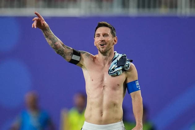 USA: Fussball FIFA World Cup, WM, Weltmeisterschaft, Fussball 2026, Viertelfinale - Argentinien vs Schweiz - Kansas City Stadium (GEHA Field at Arrowhead Stadium, Kansas City, Missouri): Freude, Emotionen, Jubel bei Lionel Messi (Argentinien 10) hier mit nacktem Oberkörper. *** USA Soccer 2026 FIFA World Cup, Quarterfinals: Argentina vs. Switzerland at GEHA Field at Arrowhead Stadium, Kansas City, Missouri—Joy, excitement, and celebration as Lionel Messi (Argentina, No. 10) stands here shirtless Copyright: xJOERANxSTEINSIEKx