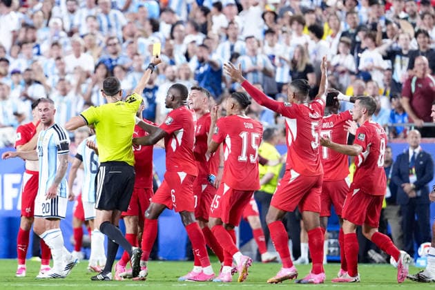 Referee Joao Pedro Silva Pinheiro shows yellow card to Breel Embolo of Switzerland during a FIFA Men’s World Cup 2026 quarter-final football match between Argentina and Switzerland at Kansas City Stadium, in Kansas City on July 11th 2026 (Photo by Alexandra Fechete SPP)  Copyright: xAlexandraxFechete SPPx Sportspressphoto_SPR189567