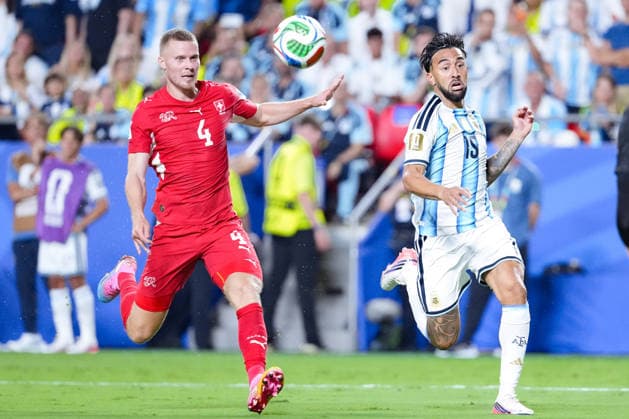 Nico Elvedi of Switzerland (L) and Nicolas Gonzalez of Argentina (R) chases the ball during a FIFA Men’s World Cup 2026 quarter-final football match between Argentina and Switzerland at Kansas City Stadium, in Kansas City on July 11th 2026 (Photo by Alexandra Fechete SPP)  Copyright: xAlexandraxFechete SPPx Sportspressphoto_SPR189570