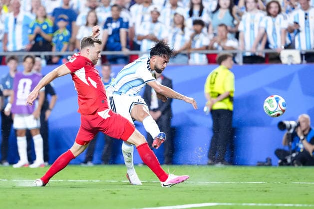 Nicolas Gonzalez of Argentina (R) shoots for goal under pressure from Nico Elvedi of Switzerland (L) during a FIFA Men’s World Cup 2026 quarter-final football match between Argentina and Switzerland at Kansas City Stadium, in Kansas City on July 11th 2026 (Photo by Alexandra Fechete SPP)  Copyright: xAlexandraxFechete SPPx Sportspressphoto_SPR189575