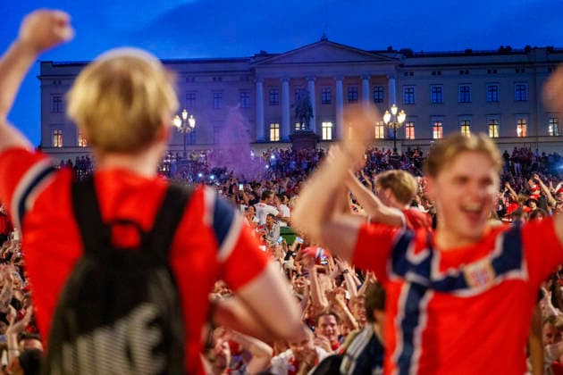 World Cup 2026: Norway - England Oslo 20260712. People gather in front of the Royal Palace after the loss in the match between Norway and England in central Oslo on Saturday evening. Photo: Javad Parsa NTB Oslo Norway EDITORIAL USE ONLY. RESTRICTED USE FOR BETTING COMPANIES Ref:_SPOfq0CnMvUbO8.jpg *** 2026 World Cup Norway England Oslo July 12, 2026 People gather in front of the Royal Palace after Norway s loss to England in central Oslo on Saturday evening. Photo by Javad Parsa, NTB, Oslo, Norway. EDITORIAL USE ONLY. RESTRICTED USE FOR BETTING COMPANIES.  Copyright: xJavadxParsax xNTBx