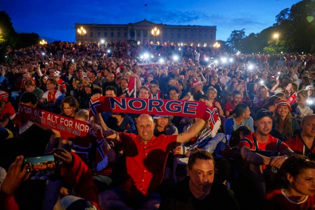 Fotball-VM 2026: Norge - England Oslo 20260712. Folk samler seg foran Slottet etter tapet i kampen mellom Norge og England i Oslo sentrum lordag kveld. Foto: Javad Parsa NTB Oslo Norge EDITORIAL USE ONLY. RESTRICTED USE FOR BETTING COMPANIES Ref:_SPOMCOkv3cPo2I.jpg *** 2026 World Cup Norway England Oslo 20260712 People gather in front of the Royal Palace after Norway s loss to England in downtown Oslo on Saturday evening. Photo: Javad Parsa, NTB, Oslo, Norway. EDITORIAL USE ONLY. RESTRICTED USE FOR BETTING COMPANIES  Copyright: xJavadxParsax xNTBx
