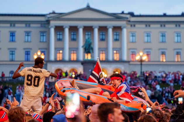 Fotball-VM 2026: Norge - England Oslo 20260712. Folk samler seg foran Slottet etter tapet i kampen mellom Norge og England i Oslo sentrum lordag kveld. Foto: Javad Parsa NTB Oslo Norge EDITORIAL USE ONLY. RESTRICTED USE FOR BETTING COMPANIES Ref:_SPOw1-sD6f8wAQ.jpg *** 2026 World Cup Norway England Oslo 20260712 People gather in front of the Royal Palace after Norway s loss to England in downtown Oslo on Saturday evening. Photo: Javad Parsa, NTB, Oslo, Norway. EDITORIAL USE ONLY. RESTRICTED USE FOR BETTING COMPANIES  Copyright: xJavadxParsax xNTBx