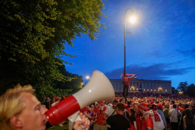 Fotball-VM 2026: Norge - England Oslo 20260712. Folk samler seg foran Slottet etter tapet i kampen mellom Norge og England i Oslo sentrum lordag kveld. Foto: Javad Parsa NTB Oslo Norge EDITORIAL USE ONLY. RESTRICTED USE FOR BETTING COMPANIES Ref:_SPOWNfolzGC-QA.jpg *** 2026 World Cup Norway England Oslo 20260712 People gather in front of the Royal Palace after Norway s loss to England in downtown Oslo on Saturday evening. Photo: Javad Parsa, NTB, Oslo, Norway. EDITORIAL USE ONLY. RESTRICTED USE FOR BETTING COMPANIES  Copyright: xJavadxParsax xNTBx