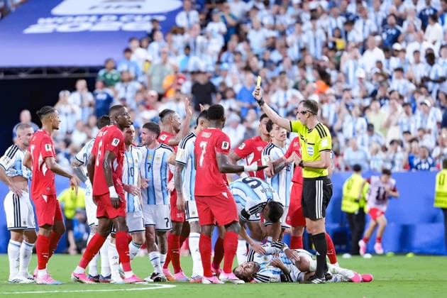 Referee Joao Pedro Silva Pinheiro shows yellow card during a FIFA Men’s World Cup 2026 quarter-final football match between Argentina and Switzerland at Kansas City Stadium, in Kansas City on July 11th 2026 (Photo by Alexandra Fechete SPP)  Copyright: xAlexandraxFechete SPPx Sportspressphoto_SPR189607
