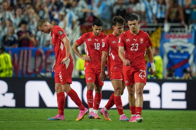 USA: Fussball FIFA World Cup, WM, Weltmeisterschaft, Fussball 2026, Viertelfinale - Argentinien vs Schweiz - Kansas City Stadium (GEHA Field at Arrowhead Stadium, Kansas City, Missouri): Enttäuschung, Trauer bei den Schweizer Spielern Nico Elvedi (Schweiz, 4) Zeki Amdouni (Schweiz, 23) Ardon Jashari (Schweiz, 14) Eray Cömert Eray Comert (Schweiz, 18) *** USA Soccer 2026 FIFA World Cup, Quarterfinals: Argentina vs. Switzerland at GEHA Field at Arrowhead Stadium, Kansas City, Missouri. Disappointment and sadness among the Swiss players: Nico Elvedi (Switzerland), 4 Zeki Amdouni (Switzerland), 23 Ardon Jashari (Switzerland), 14 Eray Cömert (Switzerland), 18 Copyright: xJOERANxSTEINSIEKx