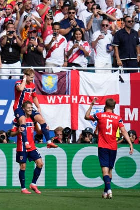 July 11, 2026, Miami Gardens, Florida, USA: Midfielder Andreas Schjelderup (21) of Norway is carried on the shoulders of teammate Midfielder Martin oËœdegaard (10) after scoring NorwayÃ¢â‚¬â ¢s first goal, during the first half of the quarterfinal match between England and Norway Miami Stadium. England defeated Norway 2-1. World Cup 2026: Quarterfinal: England 2 : 1 Norway  - ZUMAd212 20260711_zsp_d212_023 Copyright: xRichardxDolex
