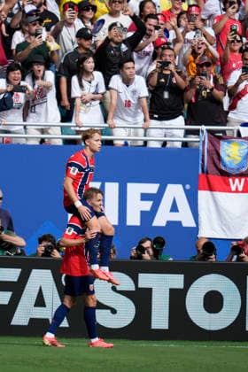 July 11, 2026, Miami Gardens, Florida, USA: Midfielder Andreas Schjelderup (21) of Norway is carried on the shoulders of teammate Midfielder Martin oËœdegaard (10) after scoring NorwayÃ¢â‚¬â ¢s first goal, during the first half of the quarterfinal match between England and Norway Miami Stadium. England defeated Norway 2-1. World Cup 2026: Quarterfinal: England 2 : 1 Norway  - ZUMAd212 20260711_zsp_d212_026 Copyright: xRichardxDolex
