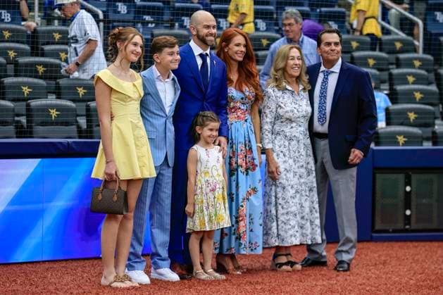 July 11, 2026, St. Petersburg, Florida, USA: Tampa Bay Rays Hall of Fame member Evan Longoria and his family pose for a photo prior to the induction ceremony and MLB, Baseball Herren, USA game against the Seattle Mariners on July 11, 2026 at Tropicana Field. The Rays beat the Mariners 6-1. MLB 2026: Tampa Bay Rays 6 : 1 Seattle Mariners  - ZUMAh180 20260711_zsp_h180_003 Copyright: xKimxHukarix