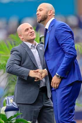 July 11, 2026, St. Petersburg, Florida, USA: Tampa Bay Rays CEO Ken Babby congratulates the newest member of the Hall of Fame. Evan Longoria, prior to an MLB, Baseball Herren, USA game against the Seattle Mariners on July 11, 2026 at Tropicana Field. The Rays beat the Mariners 6-1. MLB 2026: Tampa Bay Rays 6 : 1 Seattle Mariners  - ZUMAh180 20260711_zsp_h180_005 Copyright: xKimxHukarix