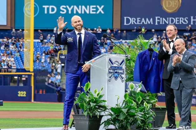 July 11, 2026, St. Petersburg, Florida, USA: The newest member of the Tampa Bay Rays Hall of Fame, Evan Longoria, waves as he wears to the fans after receiving his jacket prior to an MLB, Baseball Herren, USA game on July 11, 2026 at Tropicana Field. The Rays beat the Mariners 6-1. MLB 2026: Tampa Bay Rays 6 : 1 Seattle Mariners  - ZUMAh180 20260711_zsp_h180_006 Copyright: xKimxHukarix