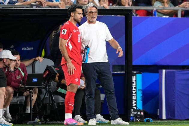 Fußball, WM 2026, 20260711, Argentinien - Schweiz. Im Bild v.l. Eray CÖMERT (Schweiz, 18), Trainer Schweiz Murat YAKIN vor Einwechslung Wechsel. Kansas City Kansas-City-Stadion Missouri Vereinigte Staaten von Amerika *** Soccer, 2026 World Cup, 20260711, Argentina vs. Switzerland. Pictured, from left: Eray CÖMERT (Switzerland), 18, and Switzerland coach Murat YAKIN before a substitution. Kansas City, Kansas City Stadium, Missouri, United States of America Copyright: Passion2Press MarkusxFischerx