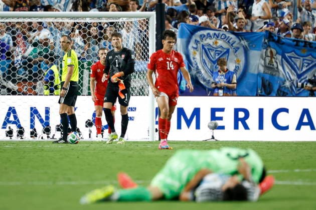 FIFA World Cup, WM, Weltmeisterschaft, Fussball 2026 quarterfinals - Argentina vs Switzerland (L-R) Switzerland s Miro Muheim, goalkeeper Gregor Kobel, and Ardon Jashari look dejected after conceding the 3-1 goal during the FIFA World Cup 2026 quarterfinals match Argentina vs Switzerland, in Kansas City, Missouri, USA, 11 July 2026. Kansas City United States  Copyright: xPETERxKLAUNZERx