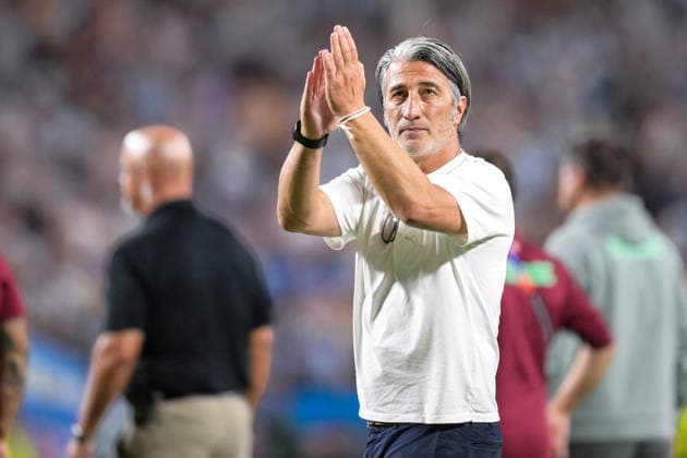 Fußball, WM 2026, 20260711, Argentinien - Schweiz. Im Bild Trainer Schweiz Murat YAKIN applaudiert, Fans. Kansas City Kansas-City-Stadion Missouri Vereinigte Staaten von Amerika *** Soccer, 2026 World Cup, 20260711, Argentina vs. Switzerland. Pictured: Switzerland coach Murat YAKIN applauds, fans at Kansas City Stadium in Kansas City, Missouri, United States of America Copyright: Passion2Press MarkusxFischerx