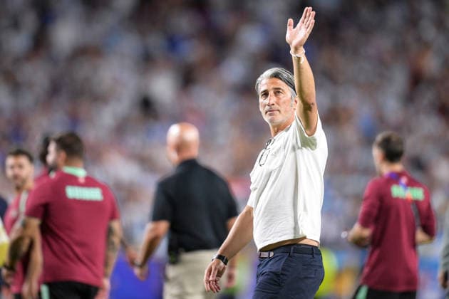 Fußball, WM 2026, 20260711, Argentinien - Schweiz. Im Bild Trainer Schweiz Murat YAKIN verabschiedet sich. Kansas City Kansas-City-Stadion Missouri Vereinigte Staaten von Amerika *** Soccer, 2026 World Cup, 20260711, Argentina vs. Switzerland. Pictured: Switzerland coach Murat YAKIN says goodbye in Kansas City, at Kansas City Stadium, Missouri, United States of America Copyright: Passion2Press MarkusxFischerx