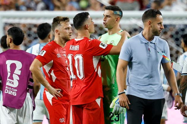 FIFA World Cup, WM, Weltmeisterschaft, Fussball 2026 quarterfinals - Argentina vs Switzerland Switzerland s Silvan Widmer (L) and Granit Xhaka (C) talks with Argentina s goalkeeper Emiliano Martinez after the FIFA World Cup 2026 quarterfinals match Argentina vs Switzerland, in Kansas City, Missouri, USA, 11 July 2026. Kansas City United States  Copyright: xPETERxKLAUNZERx