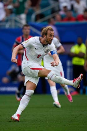 July 11, 2026, Miami Gardens, Florida, USA: Forward Harry Kane (9) of England shots during the first half of the quarterfinal match between England and Norway at Miami Stadium. England defeated Norway 2-1. Miami Gardens USA - ZUMAd212 20260711_zsp_d212_043 Copyright: xRichardxDolex