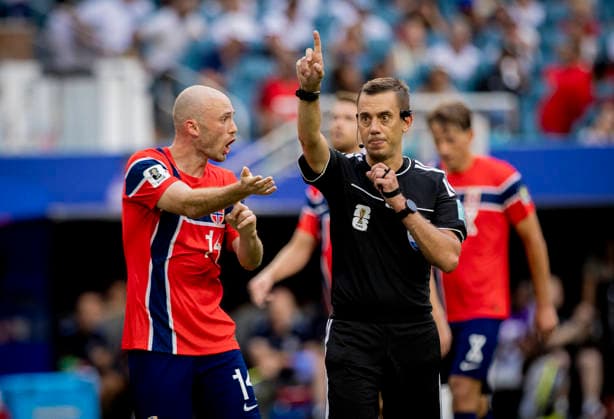 Miami, USA 11th Jul 2026. Fredrik Aursnes (NOR) Referee Clement Turpin Norway - England World Cup Norwegen - England 11.07.2026 *** Miami, USA, July 11, 2026 Fredrik Aursnes (NOR) Referee Clement Turpin Norway England World Cup Norway England July 11, 2026