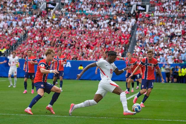 July 11, 2026, Miami Gardens, Florida, USA: Forward Noni Madueke (20) of England on the attack during the quarterfinal match between England and Norway at Miami Stadium. England defeated Norway 2-1. Miami Gardens USA - ZUMAd212 20260711_zsp_d212_059 Copyright: xRichardxDolex