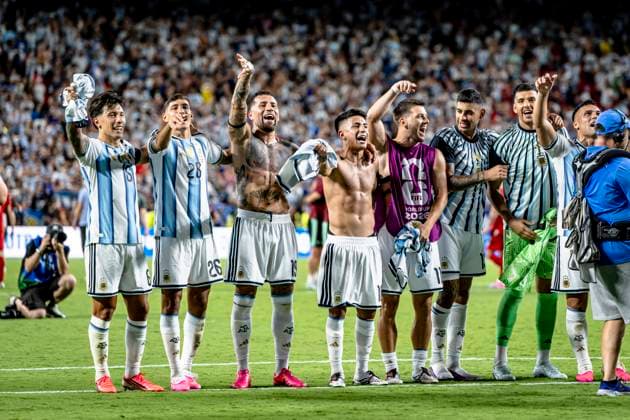 KANSAS CITY - (l-r) Lisandro Martinez of Argentina, Nahuel Molina of Argentina, Nicolas Otamendi of Argentina, Thiago Almada of Argentina, Giovani Lo Celso of Argentina celebrate the victory during the 2026 World Cup match between Argentina and Switzerland at Arrowhead Stadium on July 11, 2026 in Kansas City United States. (Photo by Stefan Koops EYE4IMAGES DeFodi Images) - *** KANSAS CITY l r Lisandro Martinez of Argentina, Nahuel Molina of Argentina, Nicolas Otamendi of Argentina, Thiago Almada of Argentina, and Giovani Lo Celso of Argentina celebrate the victory during the 2026 World Cup match between Argentina and Switzerland at Arrowhead Stadium on July 11, 2026, in Kansas City, United States. Photo by Stefan Koops, EYE4IMAGES, DeFodi Images