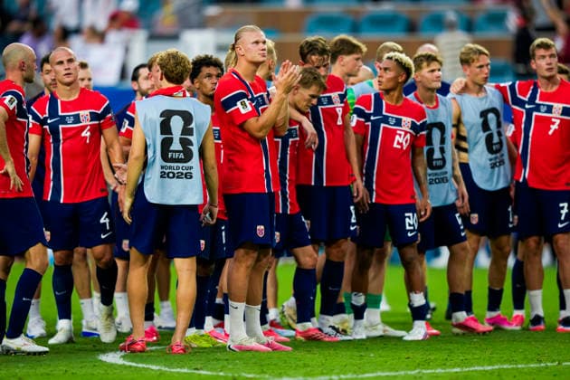 Fotball-VM 2026: Norge - England Miami Gardens, Florida , USA 20260711. Norges Leo Skiri ostigard, Oscar Bobb, Erling Braut Haaland, Martin odegaard, Sander Berge, Antonio Nusa, David Moller Wolfe, Torbjorn Heggem og Alexander Sorloth etter kvartfinalen i fotball-VM 2026 mellom Norge og England pa Miami stadion. Foto: Fredrik Varfjell NTB Miami Gardens, Florida USA EDITORIAL USE ONLY. RESTRICTED USE FOR BETTING COMPANIES Ref:_SPO7i1E5_DWNeg.jpg *** 2026 World Cup: Norway vs. England, Miami Gardens, Florida, USA, July 11, 2026. Norway’s Leo Skiri Ostigard, Oscar Bobb, Erling Braut Haaland, Martin Ødegaard, Sander Berge, Antonio Nusa, David Moller Wolfe, Torbjorn Heggem, and Alexander Sorloth after the quarterfinal match in the 2026 FIFA World Cup between Norway and England at Miami Stadium. Photo: Fredrik Varfjell, NTB, Miami Gardens, Florida, USA. EDITORIAL USE ONLY. RESTRICTED USE FOR BETTING COMPANIES.  Copyright: xFredrikxVarfjellx xNTBx