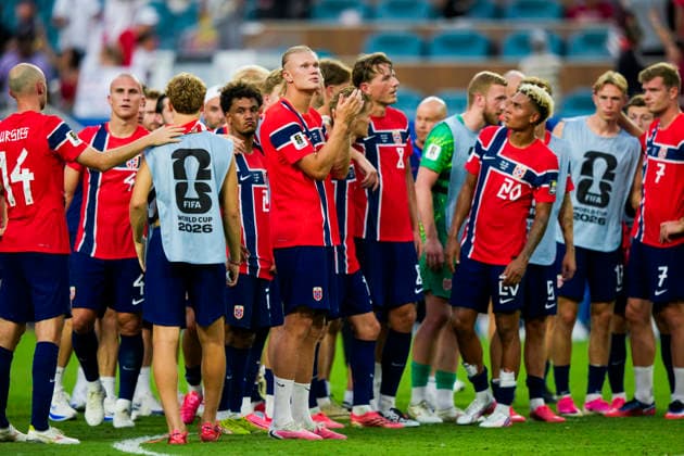 Fotball-VM 2026: Norge - England Miami Gardens, Florida , USA 20260711. Norges Fredrik Aursnes, Leo Skiri ostigard, Andreas Schjelderup, Oscar Bobb, Erling Braut Haaland, Martin odegaard, Sander Berge, keeper Egil Selvik, Antonio Nusa, David Moller Wolfe, Torbjorn Heggem og Alexander Sorloth etter kvartfinalen i fotball-VM 2026 mellom Norge og England pa Miami stadion. Foto: Fredrik Varfjell NTB Miami Gardens, Florida USA EDITORIAL USE ONLY. RESTRICTED USE FOR BETTING COMPANIES Ref:_SPO3Chfg787xQc.jpg *** 2026 FIFA World Cup: Norway vs. England, Miami Gardens, Florida, USA 20260711 Norway’s Fredrik Aursnes, Leo Skiri Ostigard, Andreas Schjelderup, Oscar Bobb, Erling Braut Haaland, Martin Ødegaard, Sander Berge, goalkeeper Egil Selvik, Antonio Nusa, David Moller Wolfe, Torbjorn Heggem, and Alexander Sorloth after the quarterfinal match in the 2026 FIFA World Cup between Norway and England at Miami Stadium. Photo by Fredrik Varfjell, NTB, Miami Gardens, Florida, USA. EDITORIAL USE ONLY. RESTRICTED USE FOR BETTING COMPANIES  Copyright: xFredrikxVarfjellx xNTBx