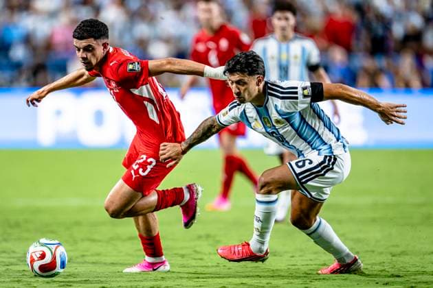 KANSAS CITY - (lr) Zeki Amdouni of Switzerland and Lisandro Martinez of Argentina during the 2026 World Cup match between Argentina and Switzerland at Arrowhead Stadium on July 11, 2026, in Kansas City, United States. (Photo by Stefan Koops EYE4IMAGES DeFodi Images) - *** KANSAS CITY — Zeki Amdouni of Switzerland and Lisandro Martinez of Argentina during the 2026 World Cup match between Argentina and Switzerland at Arrowhead Stadium on July 11, 2026, in Kansas City, United States. Photo by Stefan Koops, EYE4IMAGES, DeFodi Images