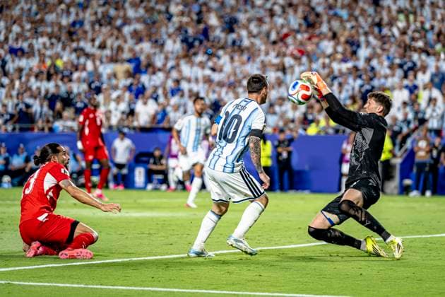 KANSAS CITY - Switzerland goalkeeper Gregor Kobel saves a shot by Lionel Messi or Argentina during the 2026 World Cup match between Argentina and Switzerland at Arrowhead Stadium on July 11, 2026, in Kansas City, United States. (Photo by Stefan Koops EYE4IMAGES DeFodi Images) - *** KANSAS CITY Switzerland goalkeeper Gregor Kobel saves a shot by Lionel Messi of Argentina during the 2026 World Cup match between Argentina and Switzerland at Arrowhead Stadium on July 11, 2026, in Kansas City, United States. Photo by Stefan Koops, EYE4IMAGES, DeFodi Images