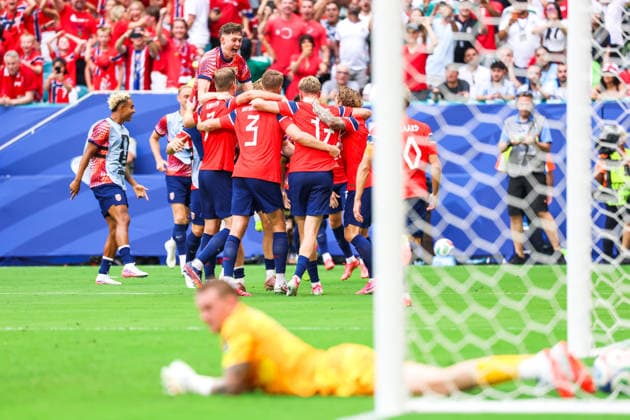 July 11, 2026, Miami, Fl, United States: Torbjorn Heggem player of Norway scores, but the referee disallows the goal for a foul by Haaland on Elliot Anderson player of England during the FIFA World Cup, WM, Weltmeisterschaft, Fussball quarterfinal match between Norway and England, at Miami Stadium, in Florida, United States, on Saturday, July 11, 2026. FIFA World Cup 2026 - Quarterfinals - Norway V England  - ZUMAv122 20260711_aap_v122_016 Copyright: xWilliamxVolcovx