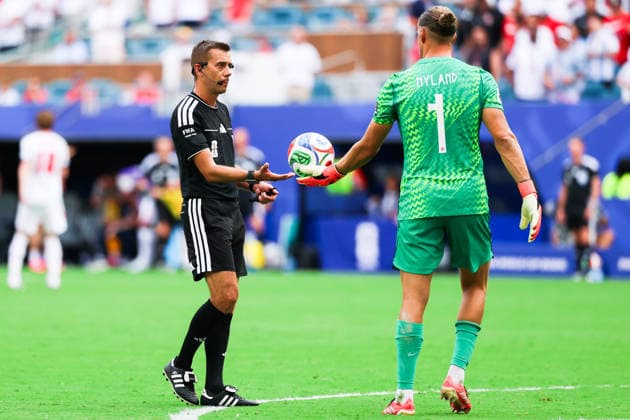 July 11, 2026, Miami, Fl, United States: Referee Clo ment Turpin during the FIFA World Cup, WM, Weltmeisterschaft, Fussball quarterfinal match between Norway and England, at Miami Stadium, in Florida, United States, on Saturday, July 11, 2026. FIFA World Cup 2026 - Quarterfinals - Norway V England  - ZUMAv122 20260711_aap_v122_082 Copyright: xWilliamxVolcovx