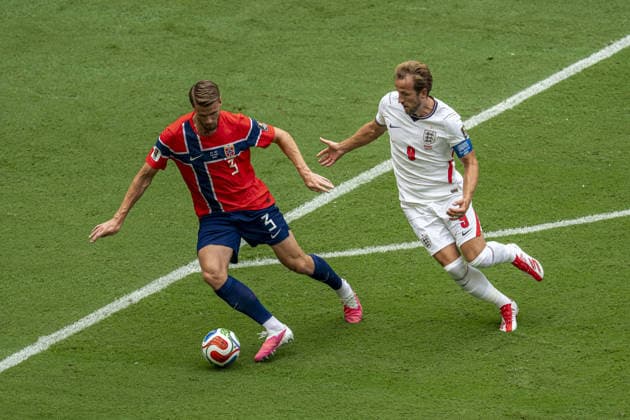 Kristoffer Ajer of Norway (L) and Harry Kane of England (R) fight for possession during the FIFA World Cup, WM, Weltmeisterschaft, Fussball 2026 Quarter-final match between Norway and England at Miami Stadium on July 11th,2026 (Photo by Joao Bravo Sports Press Photo)  Copyright: xJoaoxBravo SportsxPressxPhotox Sportspressphoto_SPR189686