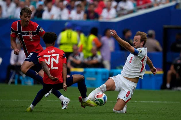 July 11, 2026, Miami Gardens, Florida, USA: Forward Harry Kane (9) of England and Midfielder Oscar Bobb (22) of Norway battle for the ball during the quarterfinal match between England and Norway at Miami Stadium. England defeated Norway 2-1. World Cup 2026: Quarterfinal: England 2 : 1 Norway  - ZUMAd212 20260711_zsp_d212_076 Copyright: xRichardxDolex