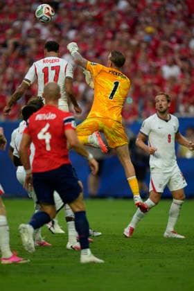 July 11, 2026, Miami Gardens, Florida, USA: Goalkeeper Jordan Pickford (1) of England punches the ball clear during the quarterfinal match between England and Norway at Miami Stadium. England defeated Norway 2-1. World Cup 2026: Quarterfinal: England 2 : 1 Norway  - ZUMAd212 20260711_zsp_d212_083 Copyright: xRichardxDolex
