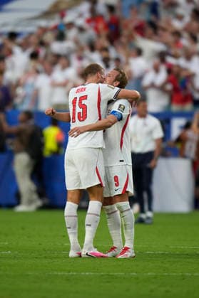 July 11, 2026, Miami Gardens, Florida, USA: Forward Harry Kane (9) of England and teammate Defender Dan Burn (15) hug after the game of the quarterfinal match between England and Norway at Miami Stadium. England defeated Norway 2-1. World Cup 2026: Quarterfinal: England 2 : 1 Norway  - ZUMAd212 20260711_zsp_d212_096 Copyright: xRichardxDolex