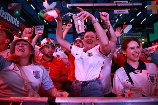 July 11, 2026, London, London, UK: London, UK. Fans gather ahead of England s FIFA World Cup, WM, Weltmeisterschaft, Fussball match against Norway at Boxpark in Croydon. The game is being played at Hard Rock Stadium in Miami, USA. London UK  - ZUMAl94_ 20260711_zaf_l94_009 Copyright: xMarcinxNowakx England Vs Norway FIFA World Cup  - ZUMA0861 0861324641st Copyright: xIMAGO MarcinxNowakx