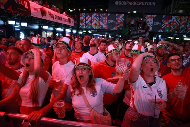 July 11, 2026, London, London, UK: London, UK. Fans react to England s FIFA World Cup, WM, Weltmeisterschaft, Fussball match against Norway on a big screen at Boxpark in Croydon. The game is being played at Hard Rock Stadium in Miami, USA. London UK  - ZUMAl94_ 20260711_zaf_l94_011 Copyright: xMarcinxNowakx England Vs Norway FIFA World Cup  - ZUMA0861 0861327417st Copyright: xIMAGO MarcinxNowakx