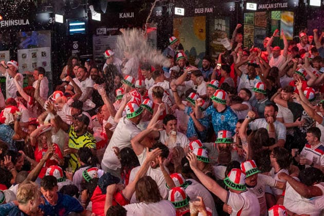 July 11, 2026, London, London, UK: London, UK. Fans react to England s FIFA World Cup, WM, Weltmeisterschaft, Fussball match against Norway on a big screen at Boxpark in Croydon. The game is being played at Hard Rock Stadium in Miami, USA. London UK  - ZUMAl94_ 20260711_zaf_l94_017 Copyright: xMarcinxNowakx England Vs Norway FIFA World Cup  - ZUMA0861 0861329683st Copyright: xIMAGO MarcinxNowakx