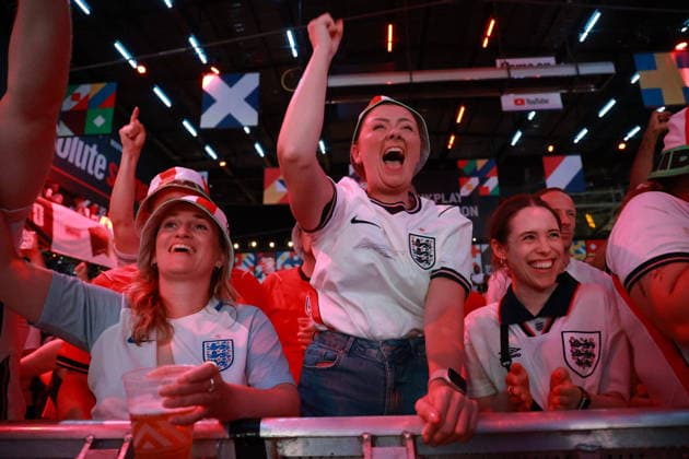 July 11, 2026, London, London, UK: London, UK. Fans react to England s FIFA World Cup, WM, Weltmeisterschaft, Fussball match against Norway on a big screen at Boxpark in Croydon. The game is being played at Hard Rock Stadium in Miami, USA. London UK  - ZUMAl94_ 20260711_zaf_l94_019 Copyright: xMarcinxNowakx England Vs Norway FIFA World Cup  - ZUMA0861 0861331155st Copyright: xIMAGO MarcinxNowakx