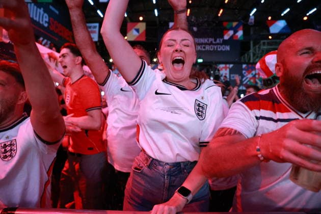 July 12, 2026, London, London, UK: London, UK. Fans react to England s FIFA World Cup, WM, Weltmeisterschaft, Fussball match against Norway on a big screen at Boxpark in Croydon. The game is being played at Hard Rock Stadium in Miami, USA. England Vs Norway FIFA World Cup  - ZUMAl94_ 0861334990st Copyright: xMarcinxNowakx