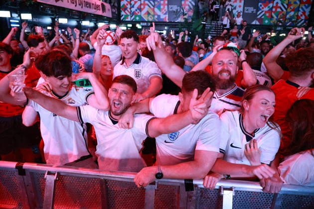 July 12, 2026, London, London, UK: London, UK. Fans react to England s FIFA World Cup, WM, Weltmeisterschaft, Fussball match against Norway on a big screen at Boxpark in Croydon. The game is being played at Hard Rock Stadium in Miami, USA. England Vs Norway FIFA World Cup  - ZUMAl94_ 0861334991st Copyright: xMarcinxNowakx