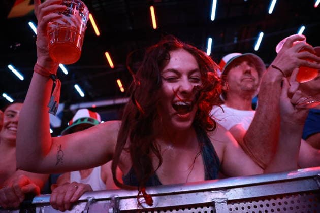 July 12, 2026, London, London, UK: London, UK. Fans react to England s FIFA World Cup, WM, Weltmeisterschaft, Fussball match against Norway on a big screen at Boxpark in Croydon. The game is being played at Hard Rock Stadium in Miami, USA. England Vs Norway FIFA World Cup  - ZUMAl94_ 0861334992st Copyright: xMarcinxNowakx